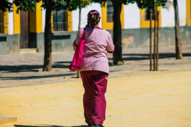 Sevilla İspanya 28 Ağustos 2021 Seville sokaklarında yürüyen yayalar koronavirüs salgını sırasında İspanya 'ya saldırıyor, maske takmak zorunlu değil ama çoğu insan bunu takıyor.