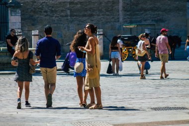 Sevilla İspanya 28 Ağustos 2021 Seville sokaklarında yürüyen yayalar koronavirüs salgını sırasında İspanya 'ya saldırıyor, maske takmak zorunlu değil ama çoğu insan bunu takıyor.