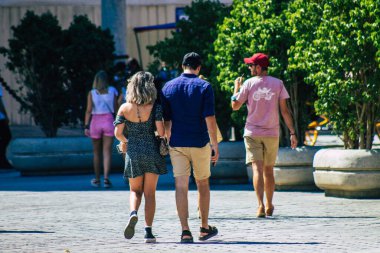 Sevilla İspanya 28 Ağustos 2021 Seville sokaklarında yürüyen yayalar koronavirüs salgını sırasında İspanya 'ya saldırıyor, maske takmak zorunlu değil ama çoğu insan bunu takıyor.