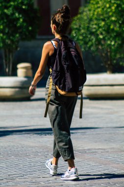 Sevilla İspanya 28 Ağustos 2021 Seville sokaklarında yürüyen yayalar koronavirüs salgını sırasında İspanya 'ya saldırıyor, maske takmak zorunlu değil ama çoğu insan bunu takıyor.