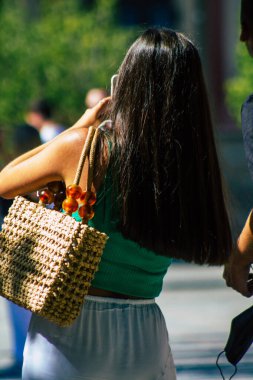 Sevilla İspanya 28 Ağustos 2021 Seville sokaklarında yürüyen yayalar koronavirüs salgını sırasında İspanya 'ya saldırıyor, maske takmak zorunlu değil ama çoğu insan bunu takıyor.