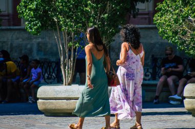 Sevilla İspanya 28 Ağustos 2021 Seville sokaklarında yürüyen yayalar koronavirüs salgını sırasında İspanya 'ya saldırıyor, maske takmak zorunlu değil ama çoğu insan bunu takıyor.