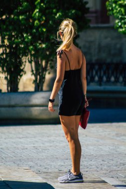 Sevilla İspanya 28 Ağustos 2021 Seville sokaklarında yürüyen yayalar koronavirüs salgını sırasında İspanya 'ya saldırıyor, maske takmak zorunlu değil ama çoğu insan bunu takıyor.