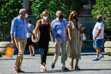 Sevilla İspanya 28 Ağustos 2021 Seville sokaklarında yürüyen yayalar koronavirüs salgını sırasında İspanya 'ya saldırıyor, maske takmak zorunlu değil ama çoğu insan bunu takıyor.