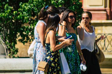 Sevilla İspanya 28 Ağustos 2021 Seville sokaklarında yürüyen yayalar koronavirüs salgını sırasında İspanya 'ya saldırıyor, maske takmak zorunlu değil ama çoğu insan bunu takıyor.