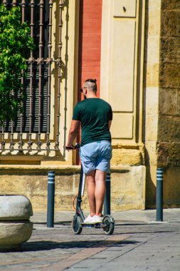Sevilla İspanya 28 Ağustos 2021 Seville sokaklarında elektrikli scooterla dolaşan insanlar, küçük bir iç yanmalı motorlar ve merkezde bir güverte ile çalışıyorlar.