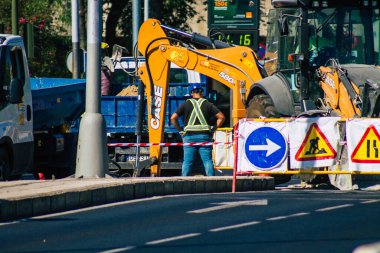 Seville İspanya 28 Ağustos 2021 İspanya 'nın güneyinde, sembolik bir şehir ve Endülüs Bölgesi' nin başkenti olan Sevilla sokaklarında işçiler