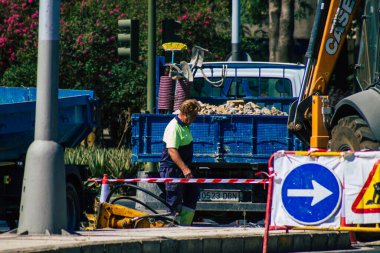 Seville İspanya 28 Ağustos 2021 İspanya 'nın güneyinde, sembolik bir şehir ve Endülüs Bölgesi' nin başkenti olan Sevilla sokaklarında işçiler