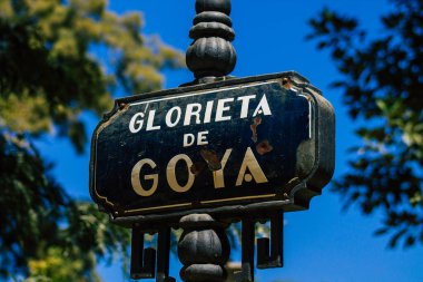 Sevilla İspanya 28 Ağustos 2021 Seville şehir merkezindeki yol kullanıcısına bilgi sağlamak için yolun kenarına ya da yukarısına dikilmiş yol işareti veya yol işareti.