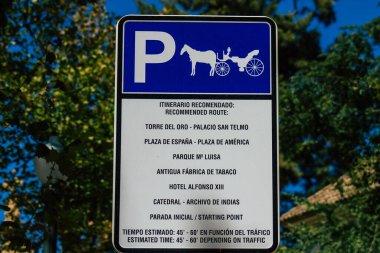 Sevilla İspanya 28 Ağustos 2021 Seville şehir merkezindeki yol kullanıcısına bilgi sağlamak için yolun kenarına ya da yukarısına dikilmiş yol işareti veya yol işareti.