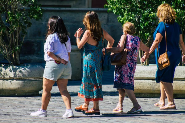 Sevilla İspanya 28 Ağustos 2021 Seville sokaklarında yürüyen yayalar koronavirüs salgını sırasında İspanya 'ya saldırıyor, maske takmak zorunlu değil ama çoğu insan bunu takıyor.
