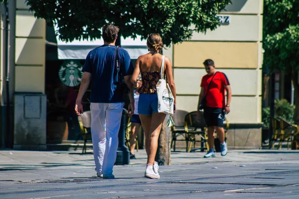 Sevilla Automatische Übersetzung Spanien August 2021 Fußgänger Den Straßen Von — Stockfoto