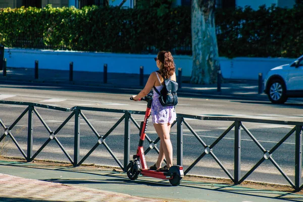 Sevilla Španělsko Srpna 2021 Lidé Válcující Elektrickým Skútrem Ulicích Sevilly — Stock fotografie