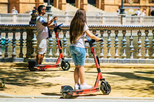 Sevilla Spanien August 2021 Menschen Rollen Mit Einem Elektroroller Durch — Stockfoto