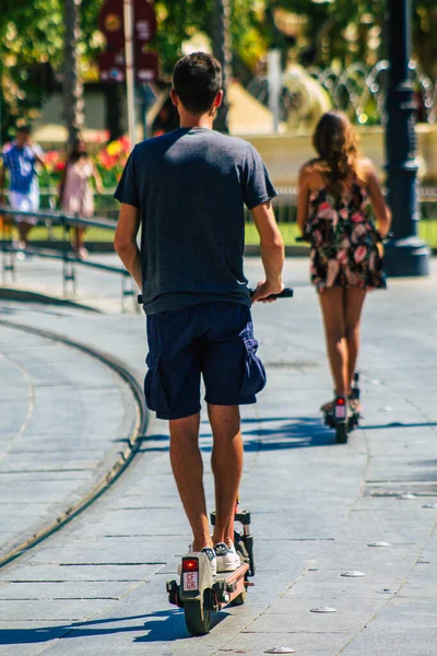 Sevilla Spanje Augustus 2021 Mensen Die Met Een Elektrische Scooter — Stockfoto