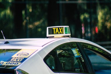 İspanya Koronavirüs salgını sırasında Seville sokaklarında sürerken maske takmak zorunludur.