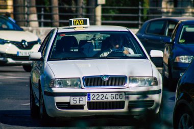 İspanya Koronavirüs salgını sırasında Seville sokaklarında sürerken maske takmak zorunludur.