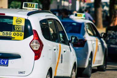 İspanya Koronavirüs salgını sırasında Seville sokaklarında sürerken maske takmak zorunludur.