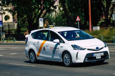 İspanya Koronavirüs salgını sırasında Seville sokaklarında sürerken maske takmak zorunludur.