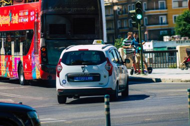 İspanya Koronavirüs salgını sırasında Seville sokaklarında sürerken maske takmak zorunludur.