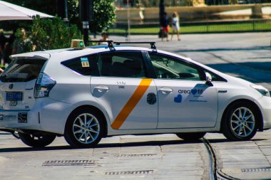 İspanya Koronavirüs salgını sırasında Seville sokaklarında sürerken maske takmak zorunludur.