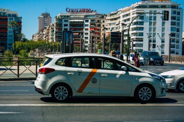 İspanya Koronavirüs salgını sırasında Seville sokaklarında sürerken maske takmak zorunludur.