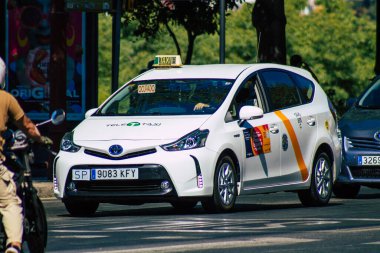 İspanya Koronavirüs salgını sırasında Seville sokaklarında sürerken maske takmak zorunludur.