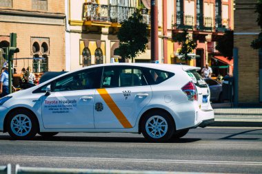 İspanya Koronavirüs salgını sırasında Seville sokaklarında sürerken maske takmak zorunludur.