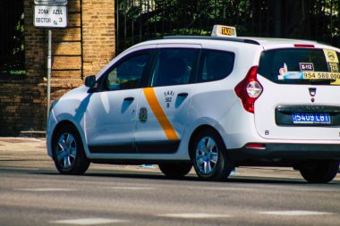 İspanya Koronavirüs salgını sırasında Seville sokaklarında sürerken maske takmak zorunludur.