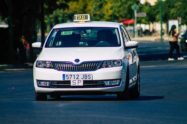 Σεβίλλη Ισπανία Σεπτεμβρίου 2021 Ταξί Που Διασχίζουν Τους Δρόμους Της — Φωτογραφία Αρχείου