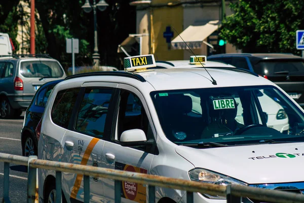 Sevilla Spanje September 2021 Taxi Rijdt Door Straten Van Sevilla — Stockfoto