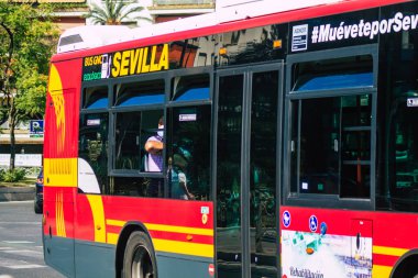 Sevilla İspanya 4 Eylül 2021 Sevilla otobüsü Coronavirus salgını sırasında İspanya 'yı vururken, maske takmak zorunludur.