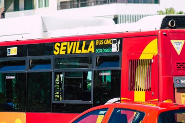 Sevilla İspanya 4 Eylül 2021 Sevilla otobüsü Coronavirus salgını sırasında İspanya 'yı vururken, maske takmak zorunludur.