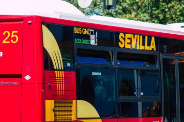 Sevilla İspanya 4 Eylül 2021 Sevilla otobüsü Coronavirus salgını sırasında İspanya 'yı vururken, maske takmak zorunludur.