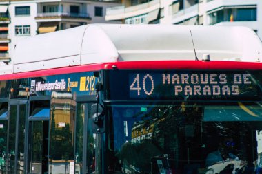 Sevilla İspanya 4 Eylül 2021 Sevilla otobüsü Coronavirus salgını sırasında İspanya 'yı vururken, maske takmak zorunludur.