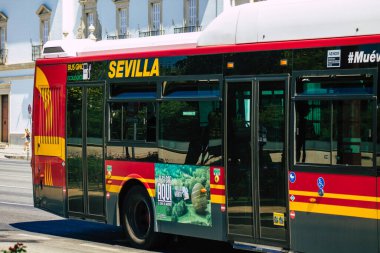 Sevilla İspanya 4 Eylül 2021 Sevilla otobüsü Coronavirus salgını sırasında İspanya 'yı vururken, maske takmak zorunludur.