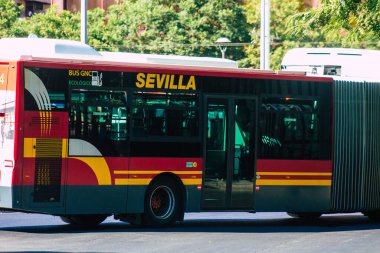 Sevilla İspanya 4 Eylül 2021 Sevilla otobüsü Coronavirus salgını sırasında İspanya 'yı vururken, maske takmak zorunludur.