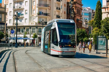 Seville İspanya 4 Eylül 2021 Coronavirüs salgını sırasında Seville sokaklarında dolaşan ve maske takan yolcular için modern elektrikli tramvay zorunludur.