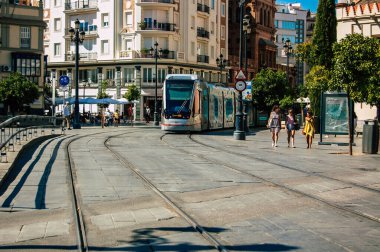 Seville İspanya 4 Eylül 2021 Coronavirüs salgını sırasında Seville sokaklarında dolaşan ve maske takan yolcular için modern elektrikli tramvay zorunludur.