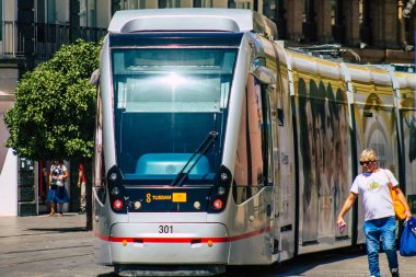 Seville İspanya 4 Eylül 2021 Coronavirüs salgını sırasında Seville sokaklarında dolaşan ve maske takan yolcular için modern elektrikli tramvay zorunludur.