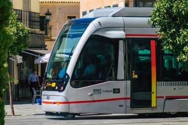 Seville İspanya 4 Eylül 2021 Coronavirüs salgını sırasında Seville sokaklarında dolaşan ve maske takan yolcular için modern elektrikli tramvay zorunludur.