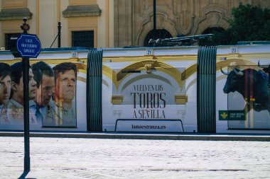 Seville İspanya 4 Eylül 2021 Coronavirüs salgını sırasında Seville sokaklarında dolaşan ve maske takan yolcular için modern elektrikli tramvay zorunludur.