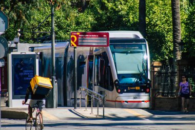 Seville İspanya 4 Eylül 2021 Coronavirüs salgını sırasında Seville sokaklarında dolaşan ve maske takan yolcular için modern elektrikli tramvay zorunludur.
