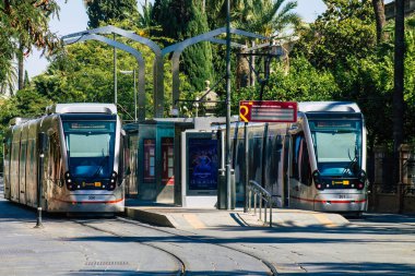 Seville İspanya 4 Eylül 2021 Coronavirüs salgını sırasında Seville sokaklarında dolaşan ve maske takan yolcular için modern elektrikli tramvay zorunludur.