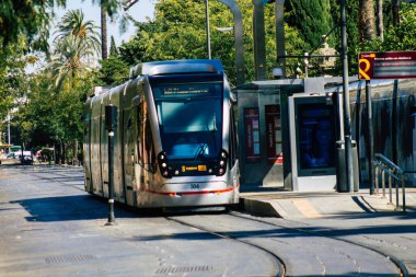 Seville İspanya 4 Eylül 2021 Coronavirüs salgını sırasında Seville sokaklarında dolaşan ve maske takan yolcular için modern elektrikli tramvay zorunludur.