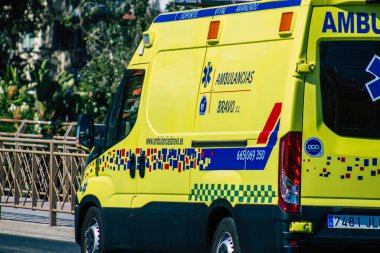 İspanya Koronavirüs salgını sırasında Seville sokaklarında sürmekte olan Sevilla İspanya 'da maske takmak zorunludur.