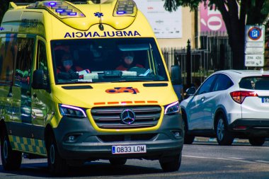İspanya Koronavirüs salgını sırasında Seville sokaklarında sürmekte olan Sevilla İspanya 'da maske takmak zorunludur.