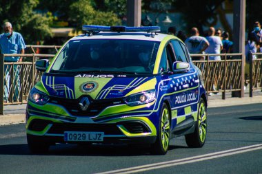 Seville İspanya 4 Eylül 2021 Seville sokaklarında devriye gezen yerel polis arabası Coronavirus salgını sırasında İspanya 'yı vurdu, sokakta maske takmak zorunlu değil.