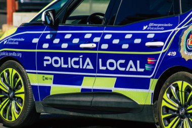 Seville İspanya 4 Eylül 2021 Seville sokaklarında devriye gezen yerel polis arabası Coronavirus salgını sırasında İspanya 'yı vurdu, sokakta maske takmak zorunlu değil.