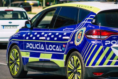 Seville İspanya 4 Eylül 2021 Seville sokaklarında devriye gezen yerel polis arabası Coronavirus salgını sırasında İspanya 'yı vurdu, sokakta maske takmak zorunlu değil.